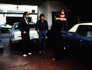 Weihnachten steht vor der T&uuml;r, und Jonathan (Michael Landon, M.) und Mark (Victor French, l.) besuchen den betr&uuml;gerischen Eddie (Geoffrey Lewis, r.), um ihm das Fest der Liebe n&auml;her zu bringen.