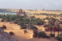 Eine Oase wie aus "Tausend und einer Nacht": Ounianga Kebir. Hier mitten im Tschad k&ouml;nnte einst eine der Quellen des Ur-Amazonas gelegen haben.