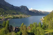 Am Grundlsee findet jedes Jahr das bekannte Narzissenfest statt und lockt Tausende Besucher an.