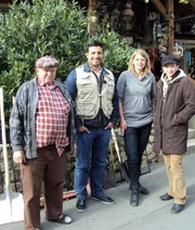 Tr&ouml;delprofi S&uuml;kr&uuml; (2.v.li.) soll Erich (69, li.) &uuml;berzeugen, die Spreu vom Weizen zu trennen. Denn wenn der M&uuml;ll entsorgt ist, l&auml;sst sich der wertvolle Tr&ouml;del auch besser verkaufen. Doch S&uuml;kr&uuml;s Tipps prallen an Erich und Tochter Anja (2.v.re.) ab. Kann er die beiden doch noch zur Vernunft bringen? Erichs andere Tochter Andrea (re.) hofft auf den Tr&ouml;delexperten!