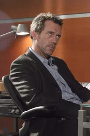 Der neue Aufsichtsratsvorsitzende Edward Vogler plant umfangreiche Umstrukturierungen innerhalb der Klinik. Insbesondere House' (Hugh Laurie) Arbeitsweise ist ihm ein Dorn im Auge ...