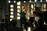 Bei ihren Ermittlungen statten Brennan (Emily Deschanel, M.) und Booth auch dem Nachtclub einen Besuch ab, in dem der Tote bei einer Talentshow aufgetreten ist. Und Brennan wagt sich dabei ans Mikro... Bei ihren Ermittlungen statten Brennan (Emily Deschanel, M.) und Booth auch dem Nachtclub einen Besuch ab, in dem der Tote bei einer Talentshow aufgetreten ist. Und Brennan wagt sich dabei ans Mikro...