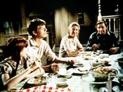 Um seinem Bruder zu helfen, der Mrs. Brimmer ein kaputtes Auto verkauft hat, verspricht Jim-Bob (David W. Harper, 2.v.l.), die Reparatur zu übernehmen. Olivia (Michael Learned, 2.v.r.) und John (Ralph Waite, r.) freuen sich über diese Lösung. Um seinem Bruder zu helfen, der Mrs. Brimmer ein kaputtes Auto verkauft hat, verspricht Jim-Bob (David W. Harper, 2.v.l.), die Reparatur zu übernehmen. Olivia (Michael Learned, 2.v.r.) und John (Ralph Waite, r.) freuen sich über diese Lösung.