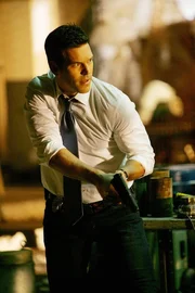 Die Räuber scheinen das Lagerhaus bereits verlassen zu haben, doch Jesse Cardoza (Eddie Cibrian) geht kein Risiko ein und durchsucht das Gebäude. Die Räuber scheinen das Lagerhaus bereits verlassen zu haben, doch Jesse Cardoza (Eddie Cibrian) geht kein Risiko ein und durchsucht das Gebäude.