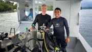 Hannes Jaenicke (M.) nach dem Tauchgang in der "Lembeh Strait" in Indonesien mit Tauchguide Rey (r.). Hannes Jaenicke (M.) nach dem Tauchgang in der "Lembeh Strait" in Indonesien mit Tauchguide Rey (r.).