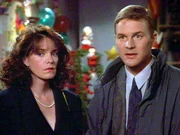 Beth (Eileen Seeley) und Charlie (Sean O&acute;Bryan) sind zu Weihnachten nach Cabot Cove gekommen, um ihre Verlobung zu feiern.