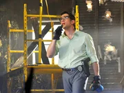 Als Ryan Wolfe (Jonathan Togo) und die CSI'ler das ausgebrannte Haus untersuchen, finden sie nicht nur zwei Brandherde, sondern einen weiteren Toten - hinter einem Wandpaneel...