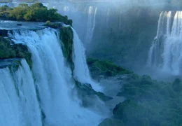 Naturwunder Iguacu: Die weltber&uuml;hmten Wasserf&auml;lle sind ca. 2.700 Meter breit.