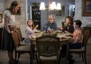 (v.l.n.r.) Mary (Zoe Perry); Missy (Raegan Revord); Meemaw (Annie Potts); Georgie (Montana Jordan); Sheldon (Iain Armitage)