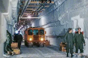 Der Versorgungstunnel verband die verschiedenen Einrichtungen der Stadt unter dem Eis. Auf dieser Hauptstra&szlig;e waren auch Raupenfahrzeuge unterwegs, die Personal oder Material transportierten.