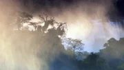 An manchen Tagen ist die Luft &uuml;ber den Iguaz&uacute; Wasserf&auml;llen mit Gischt erf&uuml;llt.