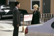 Det. Lilly Rush (Kathryn Morris, r.) erz&auml;hlt ihrem Kollegen Det. Scott Valens (Danny Pino, l.), dass nicht nur ihre Schwester, sondern auch ihre Dienstwaffe verschwunden ist.