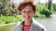 Ingrid Wendl, ehem. Eiskunstläuferin, erklärt, was der Teich im Stadtpark mit Frauenemanzipation zu tun hat und legt sich mit Georg Kreislers Bild der „Tauben vergiftenden Alten“ an. Ingrid Wendl, ehem. Eiskunstläuferin, erklärt, was der Teich im Stadtpark mit Frauenemanzipation zu tun hat und legt sich mit Georg Kreislers Bild der „Tauben vergiftenden Alten“ an.