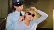 Jeanette (Christine Schubert) macht sich gleich an den neuen attraktiven Schlie&szlig;er David (Jost Pieper) ran und benutzt daf&uuml;r ihre angebliche Hilflosigkeit als Blinde.
