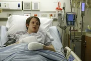 W&auml;hrend des Experiments kommt es zu einer verheerenden Explosion, bei der Zack (Eric Millegan) schwer verletzt wird. Er landet mit Verbrennungen dritten Grades im Krankenhaus.