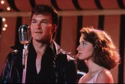 'Mein Babe geh&ouml;rt zu mir!' Johnny Castle (Patrick Swayze, l.) l&auml;sst sich nicht verbieten, gemeinsam mit Frances "Baby" Houseman (Jennifer Grey, r.) den Abschlusstanz zu tanzen ...