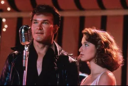 'Mein Babe geh&ouml;rt zu mir!' Johnny Castle (Patrick Swayze, l.) l&auml;sst sich nicht verbieten, gemeinsam mit Frances "Baby" Houseman (Jennifer Grey, r.) den Abschlusstanz zu tanzen ...