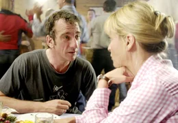 Walter (Heio von Stetten) und Nelly (Katharina Abt) treffen sich nach einer Bergwanderung zuf&auml;llig auf einer H&uuml;tte und kommen sich n&auml;her.