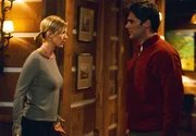 Dharma (Jenna Elfman, l.) versucht, Greg (Thomas Gibson, r.) von den Vorteilen eines Wochenendes mit den Eltern zu &uuml;berzeugen ...