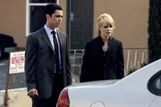 Zusammen mit ihrem Kollegen Det. Scott Valens (Danny Pino, l.) macht sich Det. Lilly Rush (Kathryn Morris, r.) auf die Suche nach ihrer Schwester, die anscheinend brutal entf&uuml;hrt wurde.