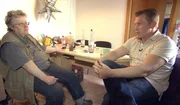 Otto Schulte im Gespräch mit der 56-jährigen Helga, die dank ihres Sohns Eric fast keinen Platz mehr im Haus hat.. Otto Schulte im Gespräch mit der 56-jährigen Helga, die dank ihres Sohns Eric fast keinen Platz mehr im Haus hat..