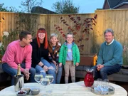 Alan Titchmarsh (r.) mit der Peacock Familie. Die Verwendung des sendungsbezogenen Materials ist nur mit dem Hinweis und Verlinkung auf RTL+ gestattet.