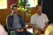 Sam Loudermilk (Ron Livingston, l.); Lee Fong (Colin Foo, r.)