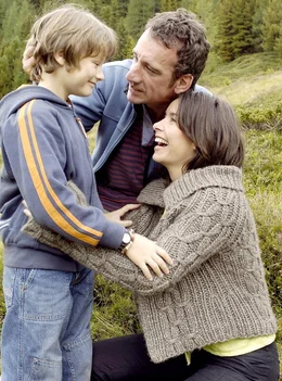 Drei, die zusammengeh&ouml;ren: Walter (Heio von Stetten) mit seiner Frau Karin (Katharina M&uuml;ller-Elmau) und ihrem gemeinsamen Sohn Ferdinand (Max Schulz).