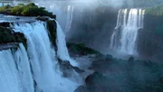 Naturwunder Iguaz&uacute;: Die weltber&uuml;hmten Wasserf&auml;lle sind ca. 2.700 Meter breit.