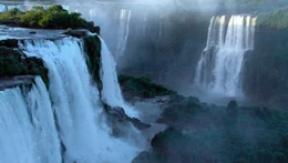 Naturwunder Iguaz&uacute;: Die weltber&uuml;hmten Wasserf&auml;lle sind ca. 2.700 Meter breit.