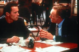 L-R: John Kruger (Arnold Schwarzenegger) und Deguerin (James Caan)