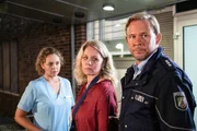 Ella (Ines Quermann, l.) beobachtet wie Polizist Chris Friedrichs (Oliver Clemens, r.) die verzweifelte Ria Wilms (Maike Bollow, M.) abf&uuml;hrt.