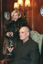 Der zwielichtige Unterweltboss Jakesch (Hans-Michael Rehberg) liebt das Leben und sch&ouml;ne Frauen (Katharina B&ouml;hm). Um an das gro&szlig;e Geld zu kommen, ist ihm jedes Mittel recht.