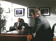 Der neue Aufsichtsratsvorsitzende Edward Vogler (Chi McBride, l.) hat ein Problem mit der Arbeitsweise von Dr. Gregory House (Hugh Laurie, r.) ...