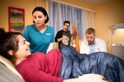 Nora Altmeyer (Mimi Fiedler, 2.v.l.) und Dr. Matthias Fink (Martin Gruber, r.) helfen der Schwangere Gina Riedel (Nisan Arikan, l.) bei der Geburt. Der frisch gebackene Vater Sandro (Daniele Rizzo, hinten) ist v&ouml;llig aufgel&ouml;st.