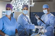Dr. Leyla Sherbaz (Sanam Afrashteh, l.), Vivienne Kling (Jane Chirwa, M.) und Dr. Niklas Ahrend (Roy Peter Link, r.) untersuchen die Musikerin Kim Burisch mittels einer Bronchoskopie.