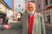 Sepp Forcher vor den Wappen von M&uuml;hldorf am Inn.