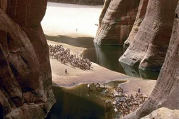 Der geheimnisvolle See Guelta Archai in der Sahara gilt als einer der Quellseen des Ur-Amazonas. F&uuml;r die Karawanen ist er bis heute ein wichtiger Rastplatz - allerdings nicht ganz ungef&auml;hrlich. In den Fluten des Sees lauern noch 6 Krokodile, letzte &Uuml;berlebende einer Zeit als Wasser in dieser Region noch keine Mangelware war.