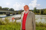 Sepp Forcher vor der Br&uuml;cke zwischen Ettenau und Tittmoning.