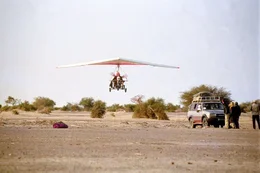 Das Ultralightflugzeug erm&ouml;glichte den Forschern den n&ouml;tigen "&Uuml;berblick" &uuml;ber das unwegsame Gel&auml;nde. Die starken Winde &uuml;ber der Sahara stellten f&uuml;r den Piloten jedoch eine enorme Herausforderung dar.