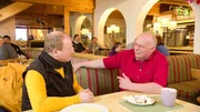 Harry Pr&uuml;nster und H&uuml;ttenwirt Bernhard Stangl auf der Strussingalm.