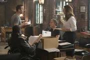 Bei den Ermittlungen geraten Dwayne Pride (Scott Bakula, M.), Rita Devereaux (Chelsea Field, r.), Christopher LaSalle (Lucas Black, l.) und Patton Plame (Daryl Mitchell, vorne) auf eine spannende Fährte. Christopher LaSalle wird dabei von seiner Vergangenheit eingeholt ... Bei den Ermittlungen geraten Dwayne Pride (Scott Bakula, M.), Rita Devereaux (Chelsea Field, r.), Christopher LaSalle (Lucas Black, l.) und Patton Plame (Daryl Mitchell, vorne) auf eine spannende Fährte. Christopher LaSalle wird dabei von seiner Vergangenheit eingeholt ...