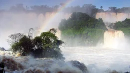 W&auml;hrend der Regenzeit st&uuml;rzen bis zu 7.000 m3 Wasser pro Sekunde die Iguaz&uacute; Wasserf&auml;lle hinab.