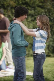 Axl (Charlie McDermott, l.) ist pl&ouml;tzlich wieder mit der herrischen Cheerleaderin Morgan (Alexa Vega, l.) zusammen.