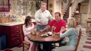L-R: Dana (Kimberly Williams-Paisley), Andy (Larry Joe Campbell), Jim (Jim Belushi) und Cheryl (Courtney Thorne-Smith)