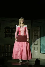 Als wundersch&ouml;ne Prinzessin stolziert Dee (Kaitlin Olson) &uuml;ber die Bretter, die die Welt bedeuten ...