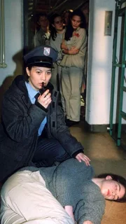 Stefanie (Isabelle Stoffel, lieg.) ist so verzweifelt, dass sie sich eine &Uuml;berdosis Heroin mit Strychnin gesetzt hat. Schlie&szlig;erin Maja Brehme (Anja Re&szlig;mer) ruft sofort nach Hilfe.