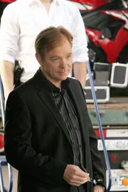 Horatio Caine (David Caruso) erkennt, wieso die R&auml;uber auf ihrer Flucht wie vom Erdboden verschluckt schienen: Sie haben sich mit ihren Motorr&auml;dern direkt in den Anh&auml;nger eines gro&szlig;en Trucks in Sicherheit gebracht.