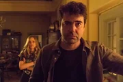 Claire Wilkes (Anja Savcic, l.); Sam Loudermilk (Ron Livingston, r.)