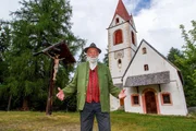 Sepp Forcher bei der Kapelle St. Helena.